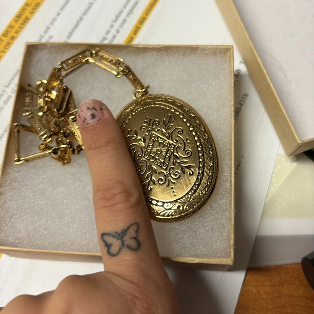 Vintage etched large oval Gold Locket book chain Necklace - Picture 2 of 4